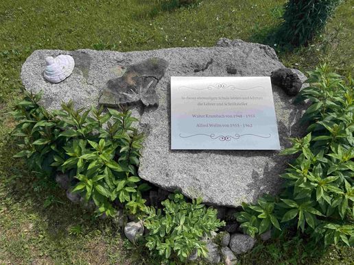Gedenkstein vor der ehemaligen Schule